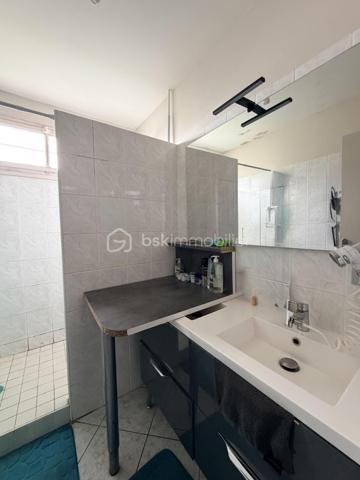 Dans le quartier recherché des Douets, à proximité immédiate des écoles, des transports et des commerces, découvrez cette agréable maison de plain-pied offrant un cadre de vie pratique et familial.

Sur une parcelle de 366 m², elle se compose d’une entrée, d’un salon-séjour lumineux, de 4 chambres, d’une cuisine avec cellier, d’une salle d’eau, de WC séparés ainsi que d’un garage.

Côté confort, les menuiseries en PVC double vitrage avec volets roulants motorisés apportent une bonne isolation et un quotidien facilité.
À SAISIR