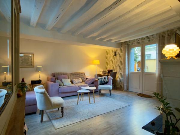 SAUMUR AGGLO, Saint Hilaire-Saint Florent, Maison tuffeau rénovée avec jardinet arboré clos de 60m²