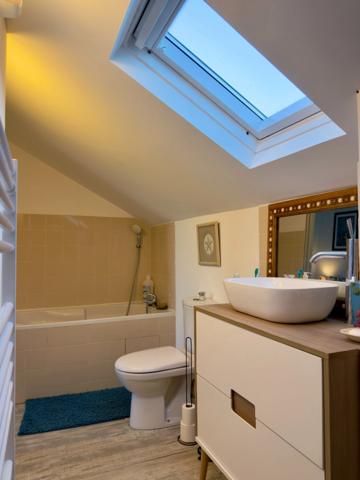 SAUMUR AGGLO, Saint Hilaire-Saint Florent, Maison tuffeau rénovée avec jardinet arboré clos de 60m²