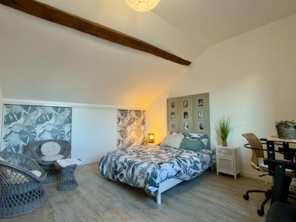 SAUMUR AGGLO, Saint Hilaire-Saint Florent, Maison tuffeau rénovée avec jardinet arboré clos de 60m²