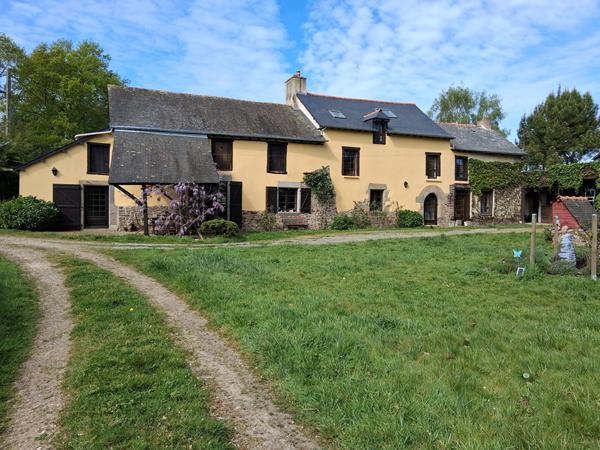 Belle longère à vendre, des XVII et XVIIIèmes siècles, à 20mn au N/O de Rennes, 6chbres, 9p, 1ha