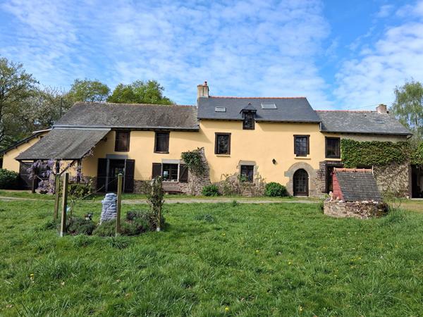 Belle longère à vendre, des XVII et XVIIIèmes siècles, à 20mn au N/O de Rennes, 6chbres, 9p, 1ha