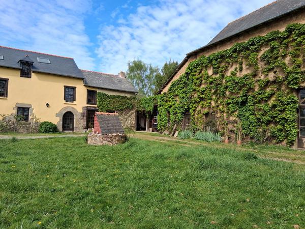 Belle longère à vendre, des XVII et XVIIIèmes siècles, à 20mn au N/O de Rennes, 6chbres, 9p, 1ha