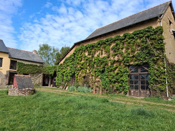 Belle longère à vendre, des XVII et XVIIIèmes siècles, à 20mn au N/O de Rennes, 6chbres, 9p, 1ha