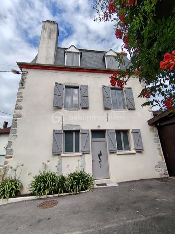 Nichée dans un quartier paisible, cette maison du 19ème siècle allie élégance d'époque et confort moderne, idéale pour une famille cherchant quiétude et bien-être. Avec ses 225 m² habitables, cette propriété vous offre pas moins de 8 pièces spacieuses.

L'intérieur, organisé sur plusieurs niveaux, dévoile de généreux espaces de vie au caractère authentique, comprenant un séjour accueillant baigné de lumière, complété par une cuisine fonctionnelle. Les matériaux nobles et la qualité du double vitrage garantissent confort et isolation.

Profitez d'un bel espace extérieur avec piscine hors sol, à l'abri des regards pour des moments de détente en toute sérénité. Un grand garage et un parking sécurisé complètent l'ensemble, offrant praticité et facilité de vie au quotidien.

Située à proximité des écoles, commerces et transports en commun, cette demeure est un véritable havre de paix sans compromis sur la connectivité urbaine. Contactez CECILE ISENBART pour explorer toutes les facettes de ce bien exceptionnel.