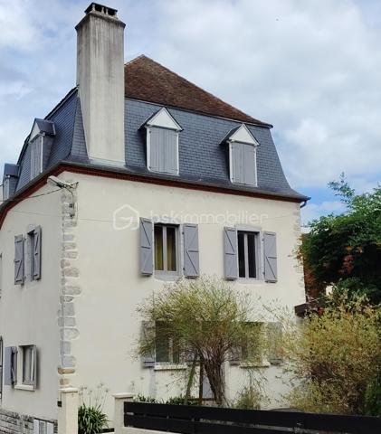 Nichée dans un quartier paisible, cette maison du 19ème siècle allie élégance d'époque et confort moderne, idéale pour une famille cherchant quiétude et bien-être. Avec ses 225 m² habitables, cette propriété vous offre pas moins de 8 pièces spacieuses.

L'intérieur, organisé sur plusieurs niveaux, dévoile de généreux espaces de vie au caractère authentique, comprenant un séjour accueillant baigné de lumière, complété par une cuisine fonctionnelle. Les matériaux nobles et la qualité du double vitrage garantissent confort et isolation.

Profitez d'un bel espace extérieur avec piscine hors sol, à l'abri des regards pour des moments de détente en toute sérénité. Un grand garage et un parking sécurisé complètent l'ensemble, offrant praticité et facilité de vie au quotidien.

Située à proximité des écoles, commerces et transports en commun, cette demeure est un véritable havre de paix sans compromis sur la connectivité urbaine. Contactez CECILE ISENBART pour explorer toutes les facettes de ce bien exceptionnel.