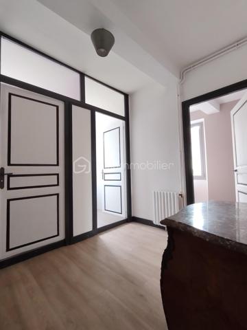 Nichée dans un quartier paisible, cette maison du 19ème siècle allie élégance d'époque et confort moderne, idéale pour une famille cherchant quiétude et bien-être. Avec ses 225 m² habitables, cette propriété vous offre pas moins de 8 pièces spacieuses.

L'intérieur, organisé sur plusieurs niveaux, dévoile de généreux espaces de vie au caractère authentique, comprenant un séjour accueillant baigné de lumière, complété par une cuisine fonctionnelle. Les matériaux nobles et la qualité du double vitrage garantissent confort et isolation.

Profitez d'un bel espace extérieur avec piscine hors sol, à l'abri des regards pour des moments de détente en toute sérénité. Un grand garage et un parking sécurisé complètent l'ensemble, offrant praticité et facilité de vie au quotidien.

Située à proximité des écoles, commerces et transports en commun, cette demeure est un véritable havre de paix sans compromis sur la connectivité urbaine. Contactez CECILE ISENBART pour explorer toutes les facettes de ce bien exceptionnel.