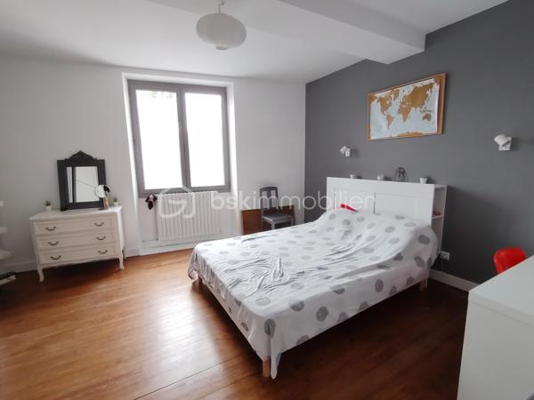 Nichée dans un quartier paisible, cette maison du 19ème siècle allie élégance d'époque et confort moderne, idéale pour une famille cherchant quiétude et bien-être. Avec ses 225 m² habitables, cette propriété vous offre pas moins de 8 pièces spacieuses.

L'intérieur, organisé sur plusieurs niveaux, dévoile de généreux espaces de vie au caractère authentique, comprenant un séjour accueillant baigné de lumière, complété par une cuisine fonctionnelle. Les matériaux nobles et la qualité du double vitrage garantissent confort et isolation.

Profitez d'un bel espace extérieur avec piscine hors sol, à l'abri des regards pour des moments de détente en toute sérénité. Un grand garage et un parking sécurisé complètent l'ensemble, offrant praticité et facilité de vie au quotidien.

Située à proximité des écoles, commerces et transports en commun, cette demeure est un véritable havre de paix sans compromis sur la connectivité urbaine. Contactez CECILE ISENBART pour explorer toutes les facettes de ce bien exceptionnel.