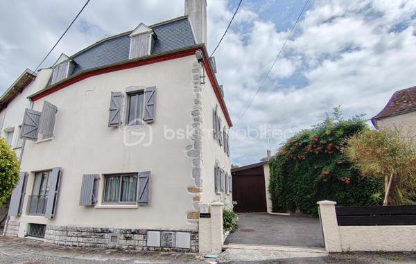 Nichée dans un quartier paisible, cette maison du 19ème siècle allie élégance d'époque et confort moderne, idéale pour une famille cherchant quiétude et bien-être. Avec ses 225 m² habitables, cette propriété vous offre pas moins de 8 pièces spacieuses.

L'intérieur, organisé sur plusieurs niveaux, dévoile de généreux espaces de vie au caractère authentique, comprenant un séjour accueillant baigné de lumière, complété par une cuisine fonctionnelle. Les matériaux nobles et la qualité du double vitrage garantissent confort et isolation.

Profitez d'un bel espace extérieur avec piscine hors sol, à l'abri des regards pour des moments de détente en toute sérénité. Un grand garage et un parking sécurisé complètent l'ensemble, offrant praticité et facilité de vie au quotidien.

Située à proximité des écoles, commerces et transports en commun, cette demeure est un véritable havre de paix sans compromis sur la connectivité urbaine. Contactez CECILE ISENBART pour explorer toutes les facettes de ce bien exceptionnel.