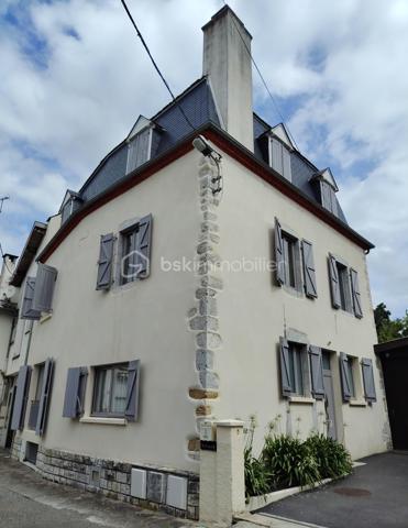 Nichée dans un quartier paisible, cette maison du 19ème siècle allie élégance d'époque et confort moderne, idéale pour une famille cherchant quiétude et bien-être. Avec ses 225 m² habitables, cette propriété vous offre pas moins de 8 pièces spacieuses.

L'intérieur, organisé sur plusieurs niveaux, dévoile de généreux espaces de vie au caractère authentique, comprenant un séjour accueillant baigné de lumière, complété par une cuisine fonctionnelle. Les matériaux nobles et la qualité du double vitrage garantissent confort et isolation.

Profitez d'un bel espace extérieur avec piscine hors sol, à l'abri des regards pour des moments de détente en toute sérénité. Un grand garage et un parking sécurisé complètent l'ensemble, offrant praticité et facilité de vie au quotidien.

Située à proximité des écoles, commerces et transports en commun, cette demeure est un véritable havre de paix sans compromis sur la connectivité urbaine. Contactez CECILE ISENBART pour explorer toutes les facettes de ce bien exceptionnel.