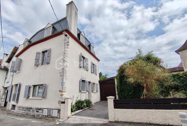 Nichée dans un quartier paisible, cette maison du 19ème siècle allie élégance d'époque et confort moderne, idéale pour une famille cherchant quiétude et bien-être. Avec ses 225 m² habitables, cette propriété vous offre pas moins de 8 pièces spacieuses.

L'intérieur, organisé sur plusieurs niveaux, dévoile de généreux espaces de vie au caractère authentique, comprenant un séjour accueillant baigné de lumière, complété par une cuisine fonctionnelle. Les matériaux nobles et la qualité du double vitrage garantissent confort et isolation.

Profitez d'un bel espace extérieur avec piscine hors sol, à l'abri des regards pour des moments de détente en toute sérénité. Un grand garage et un parking sécurisé complètent l'ensemble, offrant praticité et facilité de vie au quotidien.

Située à proximité des écoles, commerces et transports en commun, cette demeure est un véritable havre de paix sans compromis sur la connectivité urbaine. Contactez CECILE ISENBART pour explorer toutes les facettes de ce bien exceptionnel.