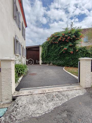 Nichée dans un quartier paisible, cette maison du 19ème siècle allie élégance d'époque et confort moderne, idéale pour une famille cherchant quiétude et bien-être. Avec ses 225 m² habitables, cette propriété vous offre pas moins de 8 pièces spacieuses.

L'intérieur, organisé sur plusieurs niveaux, dévoile de généreux espaces de vie au caractère authentique, comprenant un séjour accueillant baigné de lumière, complété par une cuisine fonctionnelle. Les matériaux nobles et la qualité du double vitrage garantissent confort et isolation.

Profitez d'un bel espace extérieur avec piscine hors sol, à l'abri des regards pour des moments de détente en toute sérénité. Un grand garage et un parking sécurisé complètent l'ensemble, offrant praticité et facilité de vie au quotidien.

Située à proximité des écoles, commerces et transports en commun, cette demeure est un véritable havre de paix sans compromis sur la connectivité urbaine. Contactez CECILE ISENBART pour explorer toutes les facettes de ce bien exceptionnel.