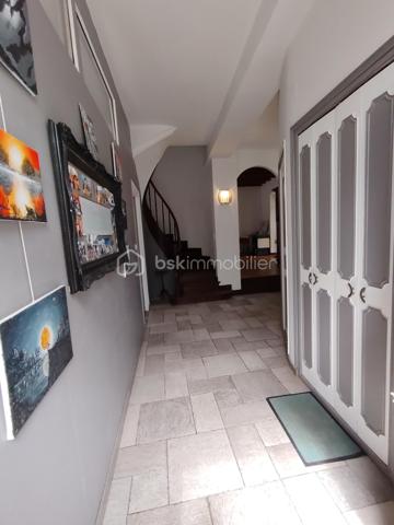Nichée dans un quartier paisible, cette maison du 19ème siècle allie élégance d'époque et confort moderne, idéale pour une famille cherchant quiétude et bien-être. Avec ses 225 m² habitables, cette propriété vous offre pas moins de 8 pièces spacieuses.

L'intérieur, organisé sur plusieurs niveaux, dévoile de généreux espaces de vie au caractère authentique, comprenant un séjour accueillant baigné de lumière, complété par une cuisine fonctionnelle. Les matériaux nobles et la qualité du double vitrage garantissent confort et isolation.

Profitez d'un bel espace extérieur avec piscine hors sol, à l'abri des regards pour des moments de détente en toute sérénité. Un grand garage et un parking sécurisé complètent l'ensemble, offrant praticité et facilité de vie au quotidien.

Située à proximité des écoles, commerces et transports en commun, cette demeure est un véritable havre de paix sans compromis sur la connectivité urbaine. Contactez CECILE ISENBART pour explorer toutes les facettes de ce bien exceptionnel.