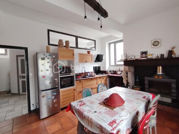 Nichée dans un quartier paisible, cette maison du 19ème siècle allie élégance d'époque et confort moderne, idéale pour une famille cherchant quiétude et bien-être. Avec ses 225 m² habitables, cette propriété vous offre pas moins de 8 pièces spacieuses.

L'intérieur, organisé sur plusieurs niveaux, dévoile de généreux espaces de vie au caractère authentique, comprenant un séjour accueillant baigné de lumière, complété par une cuisine fonctionnelle. Les matériaux nobles et la qualité du double vitrage garantissent confort et isolation.

Profitez d'un bel espace extérieur avec piscine hors sol, à l'abri des regards pour des moments de détente en toute sérénité. Un grand garage et un parking sécurisé complètent l'ensemble, offrant praticité et facilité de vie au quotidien.

Située à proximité des écoles, commerces et transports en commun, cette demeure est un véritable havre de paix sans compromis sur la connectivité urbaine. Contactez CECILE ISENBART pour explorer toutes les facettes de ce bien exceptionnel.