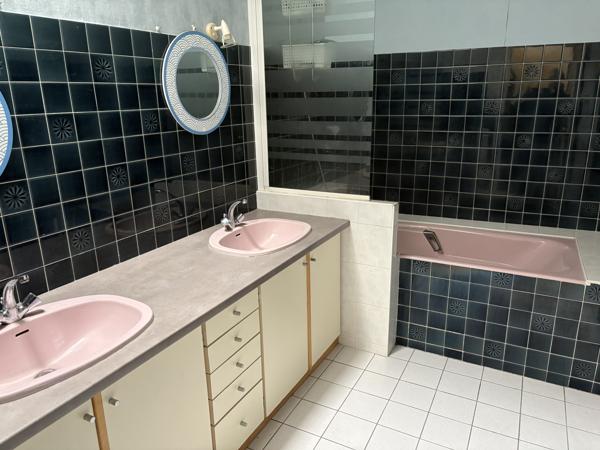 MAISON DE VILLE AVEC JARDIN RUE JEANNE D’ARC 127 M² CHÂTELLERAULT Réf 2667