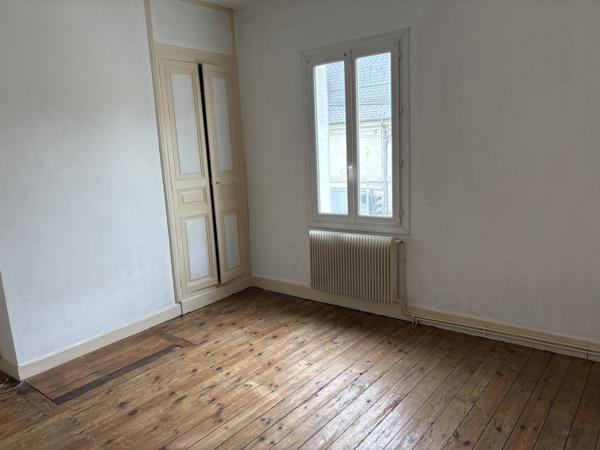 MAISON DE VILLE AVEC JARDIN RUE JEANNE D’ARC 127 M² CHÂTELLERAULT Réf 2667