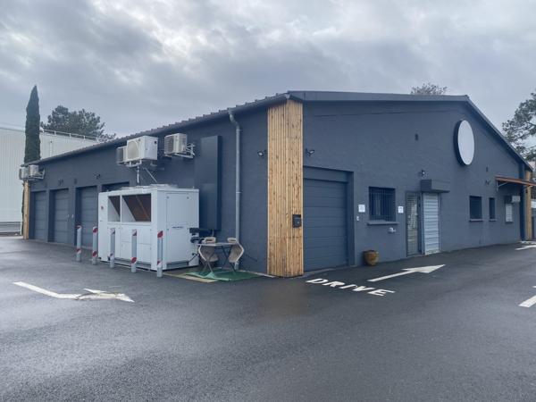 Local commercial rénové avec espace de vente, stockage, chambre froid et bureau