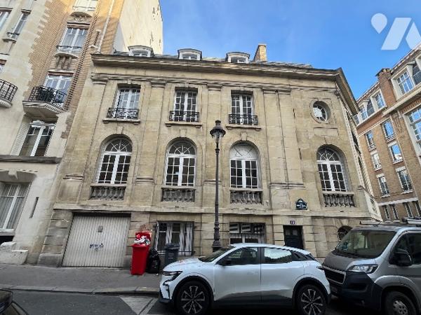 Immeuble d'angle ancien hôtel particulier de 500m²