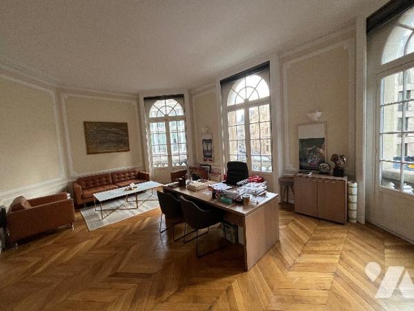 Immeuble d'angle ancien hôtel particulier de 500m²