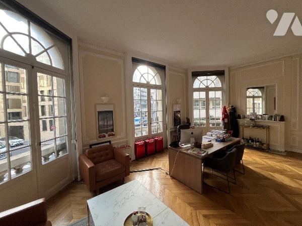 Immeuble d'angle ancien hôtel particulier de 500m²