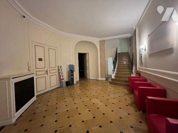 Immeuble d'angle ancien hôtel particulier de 500m²