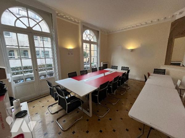 Immeuble d'angle ancien hôtel particulier de 500m²