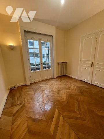 Immeuble d'angle ancien hôtel particulier de 500m²