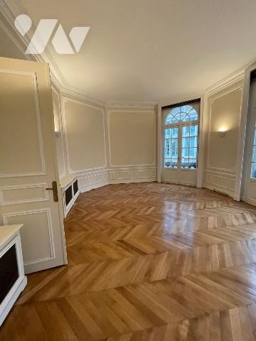 Immeuble d'angle ancien hôtel particulier de 500m²