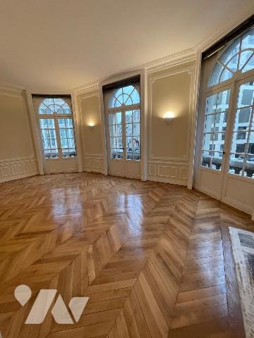 Immeuble d'angle ancien hôtel particulier de 500m²