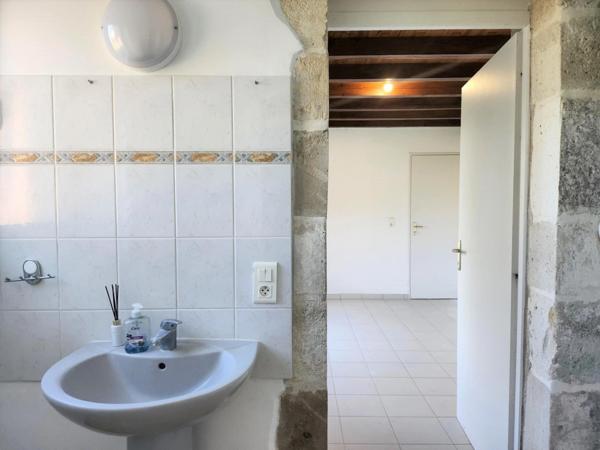 Exclusivité ! Foulayronnes, jolie maison de plain-pied de 102 m² construite en 1984 avec 3 chambres, jardin et garage.