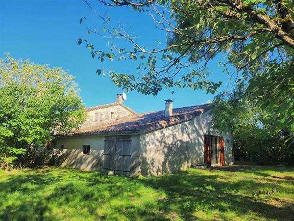 Exclusivité ! Foulayronnes, jolie maison de plain-pied de 102 m² construite en 1984 avec 3 chambres, jardin et garage.