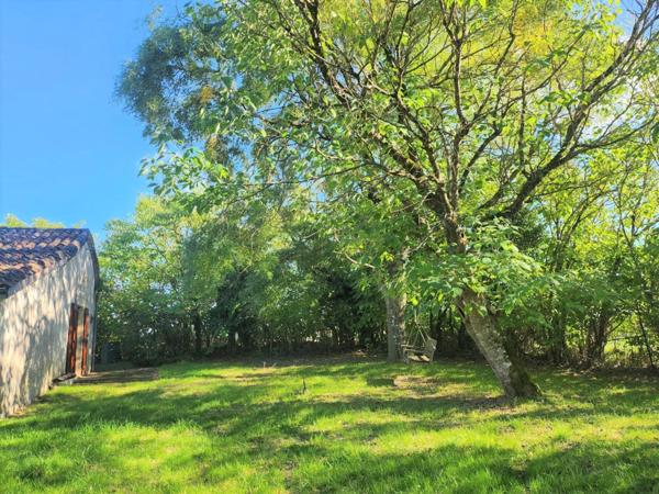 Exclusivité ! Foulayronnes, jolie maison de plain-pied de 102 m² construite en 1984 avec 3 chambres, jardin et garage.