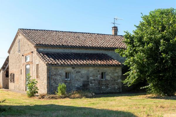 Exclusivité ! Foulayronnes, jolie maison de plain-pied de 102 m² construite en 1984 avec 3 chambres, jardin et garage.