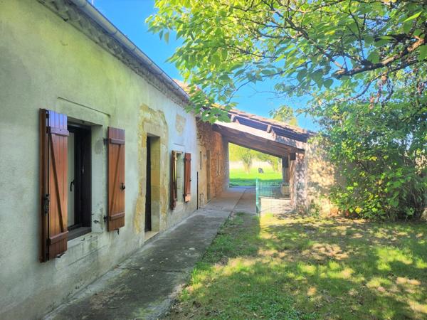 Exclusivité ! Foulayronnes, jolie maison de plain-pied de 102 m² construite en 1984 avec 3 chambres, jardin et garage.