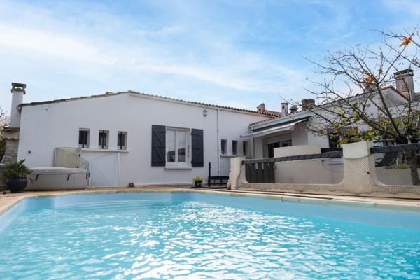 Villa avec piscine à proximité pédestre de la Citadelle du Château d'Oléron et de ses plages.