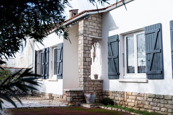 Villa avec piscine à proximité pédestre de la Citadelle du Château d'Oléron et de ses plages.