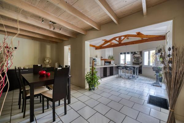 Villa avec piscine à proximité pédestre de la Citadelle du Château d'Oléron et de ses plages.