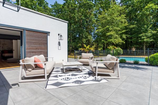 Villa contemporaine avec piscine nichée dans un parc boisé
