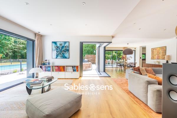Villa contemporaine avec piscine nichée dans un parc boisé