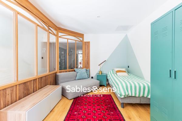 Villa contemporaine avec piscine nichée dans un parc boisé