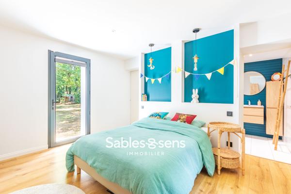 Villa contemporaine avec piscine nichée dans un parc boisé