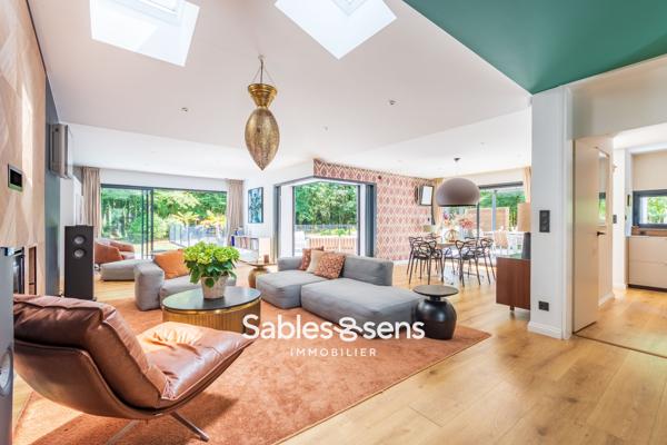 Villa contemporaine avec piscine nichée dans un parc boisé