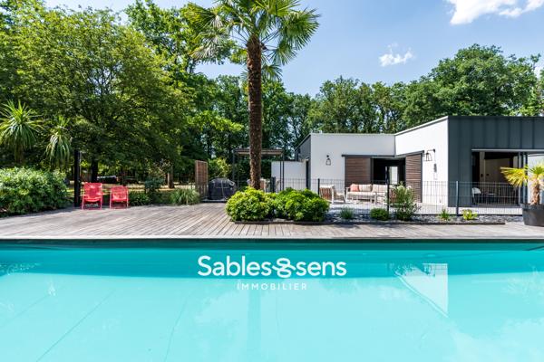 Villa contemporaine avec piscine nichée dans un parc boisé