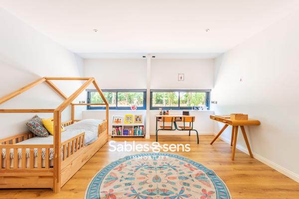 Villa contemporaine avec piscine nichée dans un parc boisé