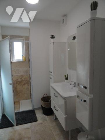 SUR LES HAUTEURS VILLA DE 2011 édifiée  sur une parcelle de terrain de 1534m² arborée avec dive...