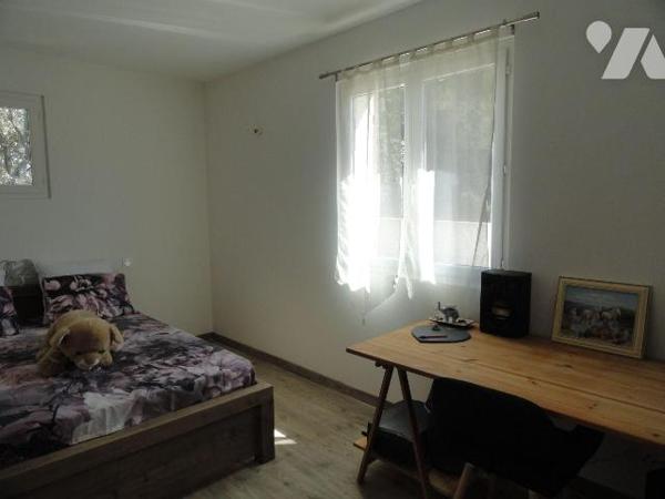 SUR LES HAUTEURS VILLA DE 2011 édifiée  sur une parcelle de terrain de 1534m² arborée avec dive...