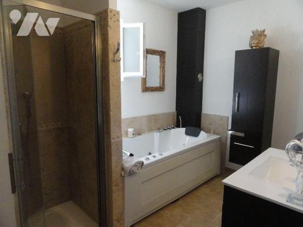 SUR LES HAUTEURS VILLA DE 2011 édifiée  sur une parcelle de terrain de 1534m² arborée avec dive...