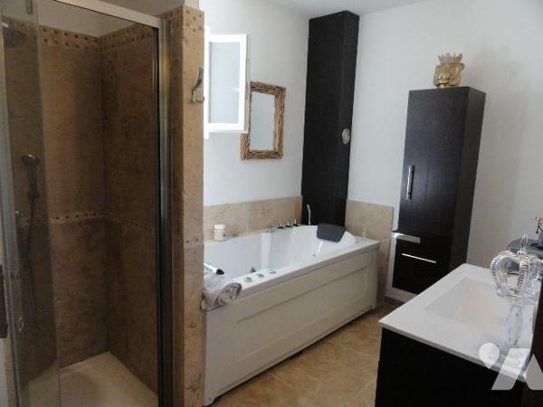 SUR LES HAUTEURS VILLA DE 2011 édifiée  sur une parcelle de terrain de 1534m² arborée avec dive...