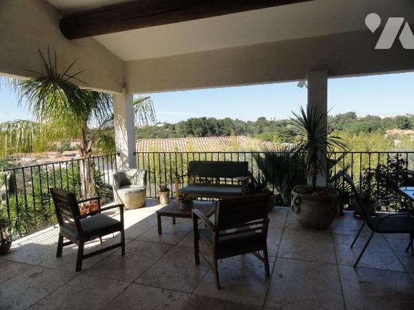 SUR LES HAUTEURS VILLA DE 2011 édifiée  sur une parcelle de terrain de 1534m² arborée avec dive...