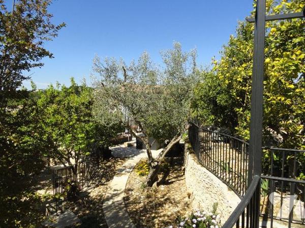 SUR LES HAUTEURS VILLA DE 2011 édifiée  sur une parcelle de terrain de 1534m² arborée avec dive...